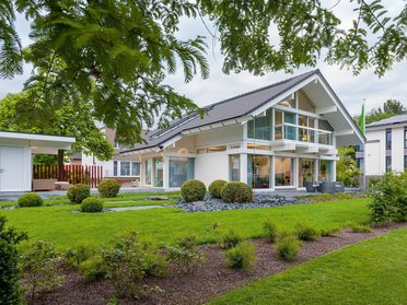Einfamilienhaus mit großem Garten und modernen Designelementen