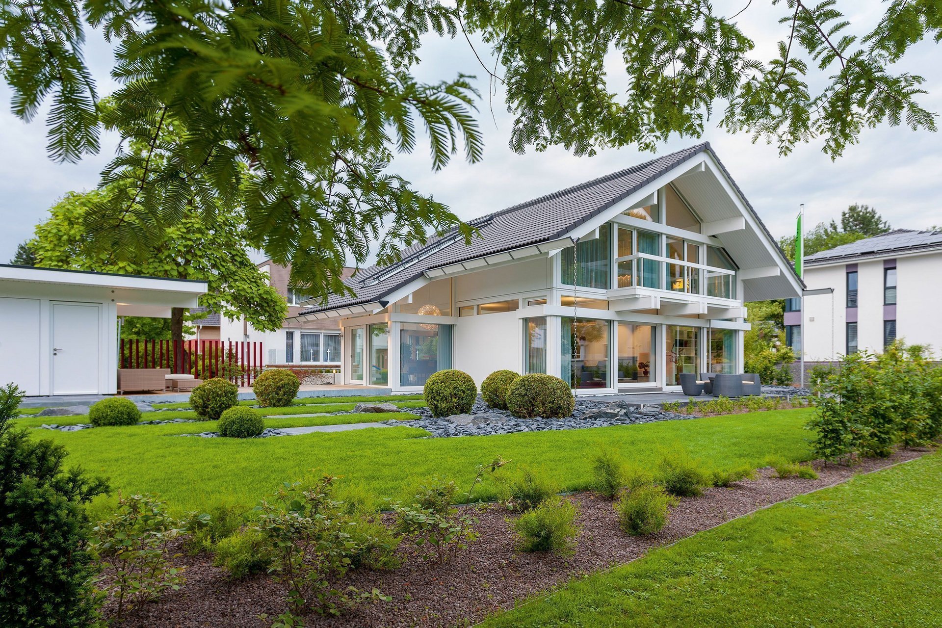 Einfamilienhaus mit großem Garten und modernen Designelementen