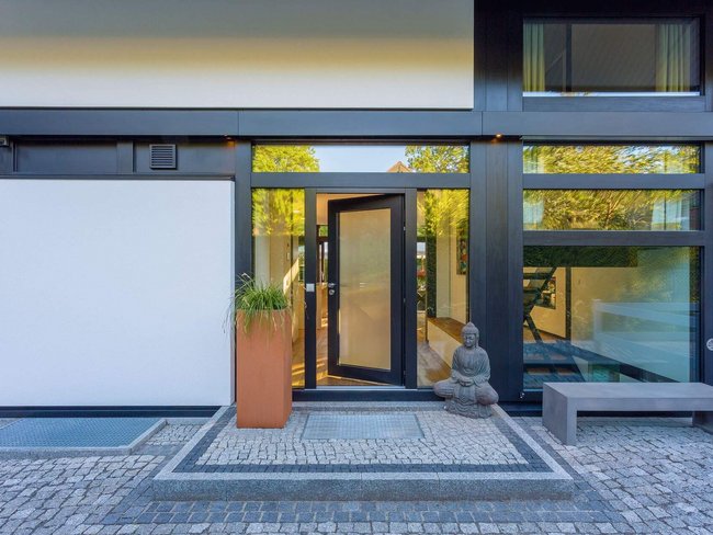 Eingang eines modernen Familienhauses mit elegantem Design