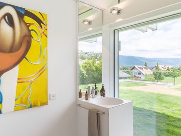 Innenansicht eines modernen Bades mit Kunst und Aussicht