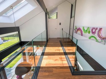 Innenansicht eines Familienhauses mit modernem Design und viel Licht