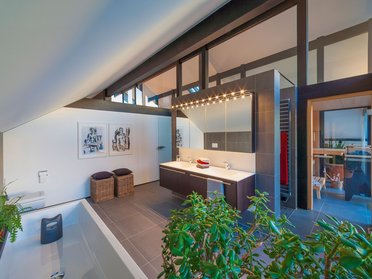 Helles Badezimmer mit Badewanne, Waschtisch und stilvollen Ästhetik