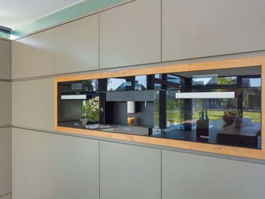 HUF house modum 810 14 Elegante Küchenfront mit Holzrahmen und modernen Geräten