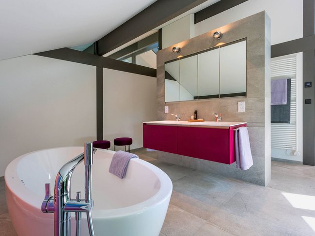 Stilvolles Badezimmer mit freistehender Badewanne und eleganten Designelementen