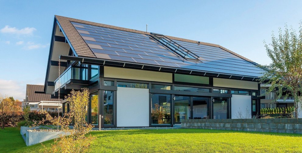 Futuristisches Wohnhaus mit großen Fenstern und Solartechnologie