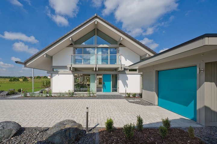Einfamilienhaus mit großflächigen Fenstern und stilvollem Garagentor