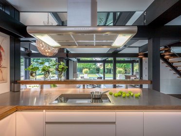 Transparentes Fachwerkhaus mit hochwertiger Architektur Moderne Küche im Fachwerkhaus mit Blick auf Garten und Panorama