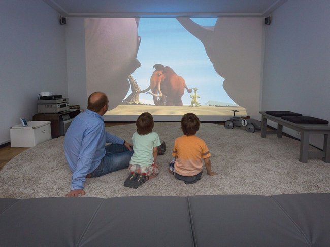 Gemütliche Atmosphäre beim Filmabend im modernen Zuhause