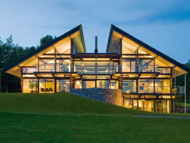 Häuseransicht mit außergewöhnlichem Design und Beleuchtung
