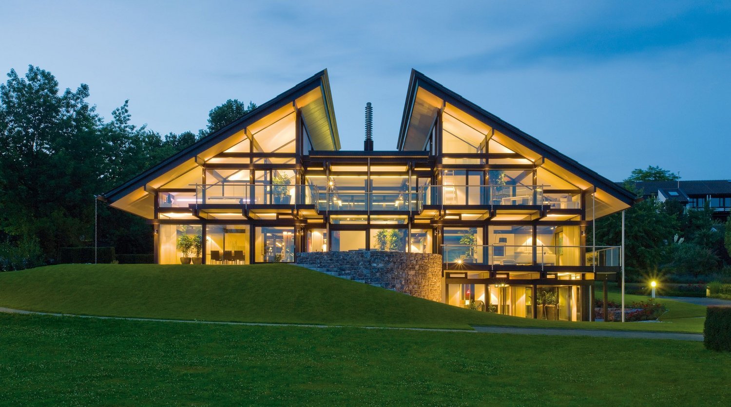 Häuseransicht mit außergewöhnlichem Design und Beleuchtung