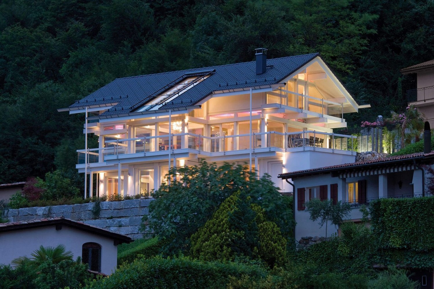Elegante Architektur des HUF HAUS ART 3 im Grünen bei Nacht