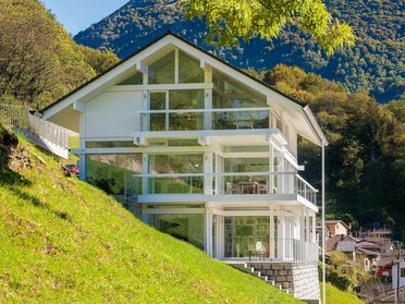 HUF Haus ART 3 in moderner Architektur Modernes Hanghaus in perfekter Integration mit der Natur