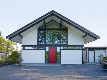 HUF house modum 810 4 Vorderansicht eines modernen Architektenhauses mit großen Fenstern