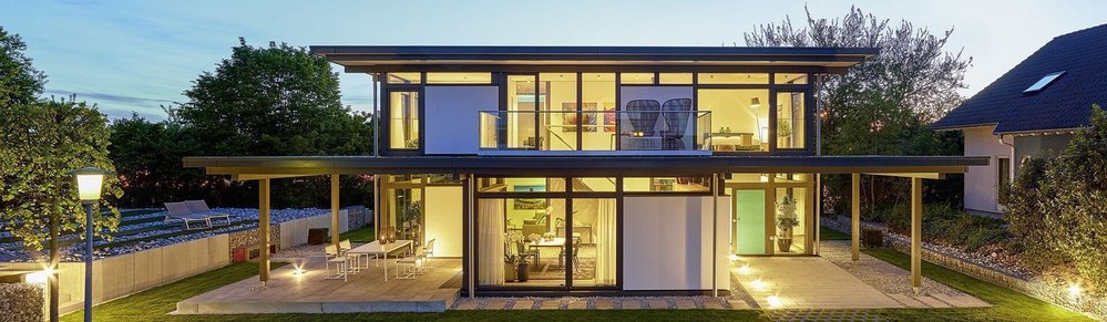 Moderne Architektur: Lichtdurchflutetes Wohnhaus Geräumiges, modernes Haus mit viel Glas und einem schönen Garten