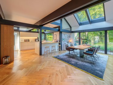 Offene und lichtdurchflutete Wohnküche in modernem Design