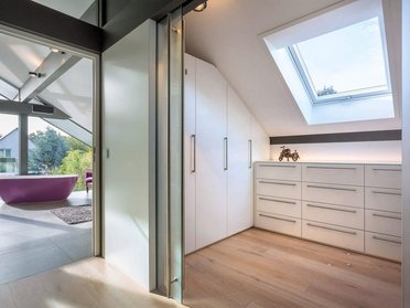 Innenansicht eines HUF Hauses mit großzügigem Wohnbereich und Dachfenster.