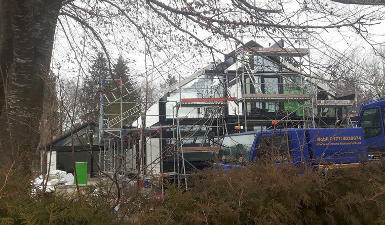 Aktuelle Baustelle eines Hauses mit Glas und Gerüststrukturen