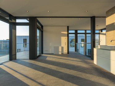 Räumlichkeiten in einem neu gestalteten Bestandshaus mit viel Licht