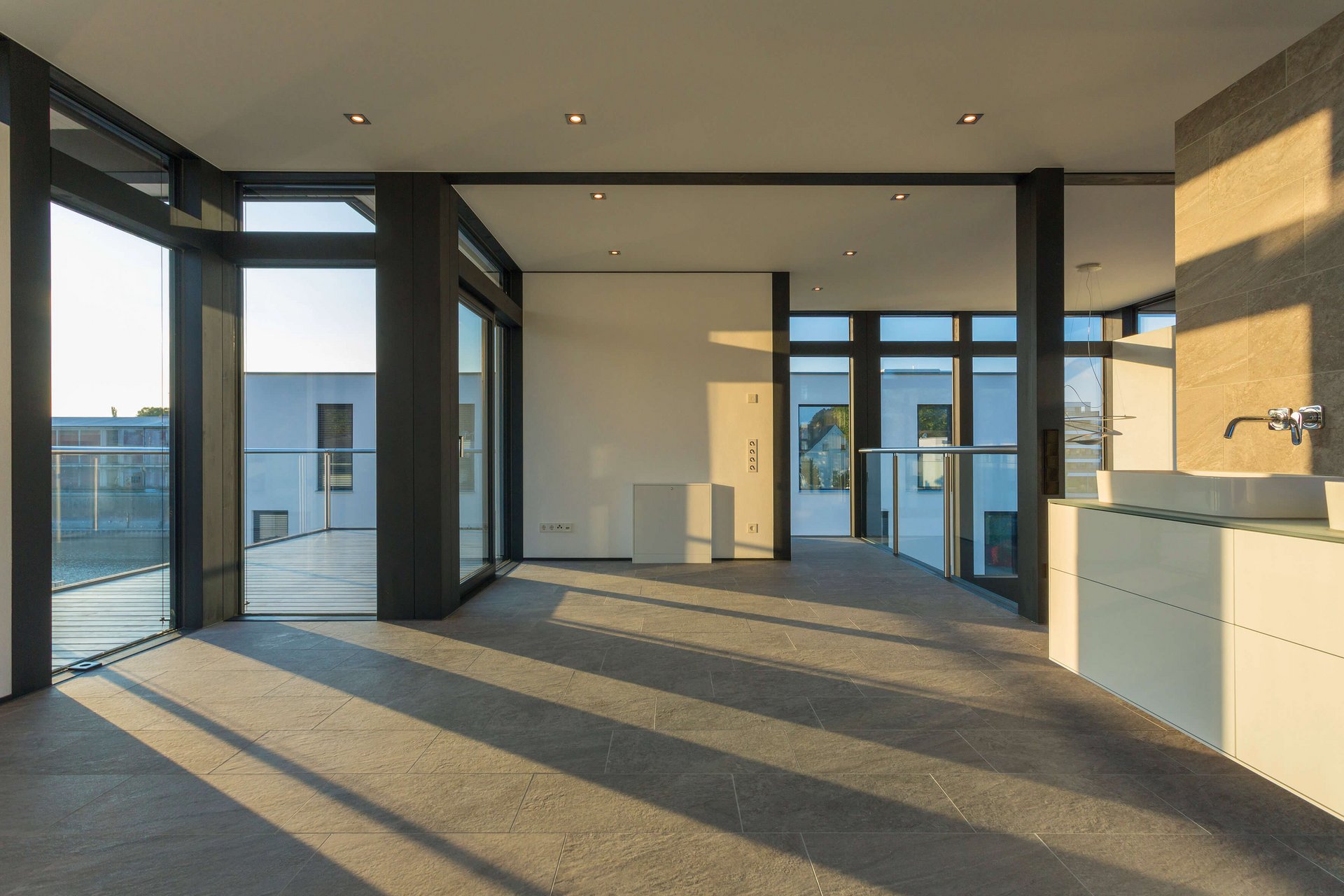 Räumlichkeiten in einem neu gestalteten Bestandshaus mit viel Licht