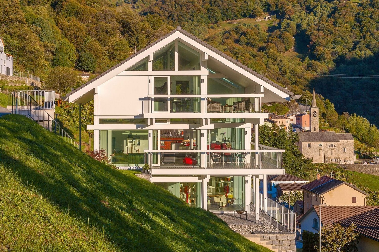  modernes Haus perfekt in die Hanglandschaft integriert