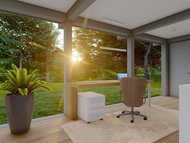 Helles Büro mit Pflanzen und Gartenansicht bei Sonnenuntergang