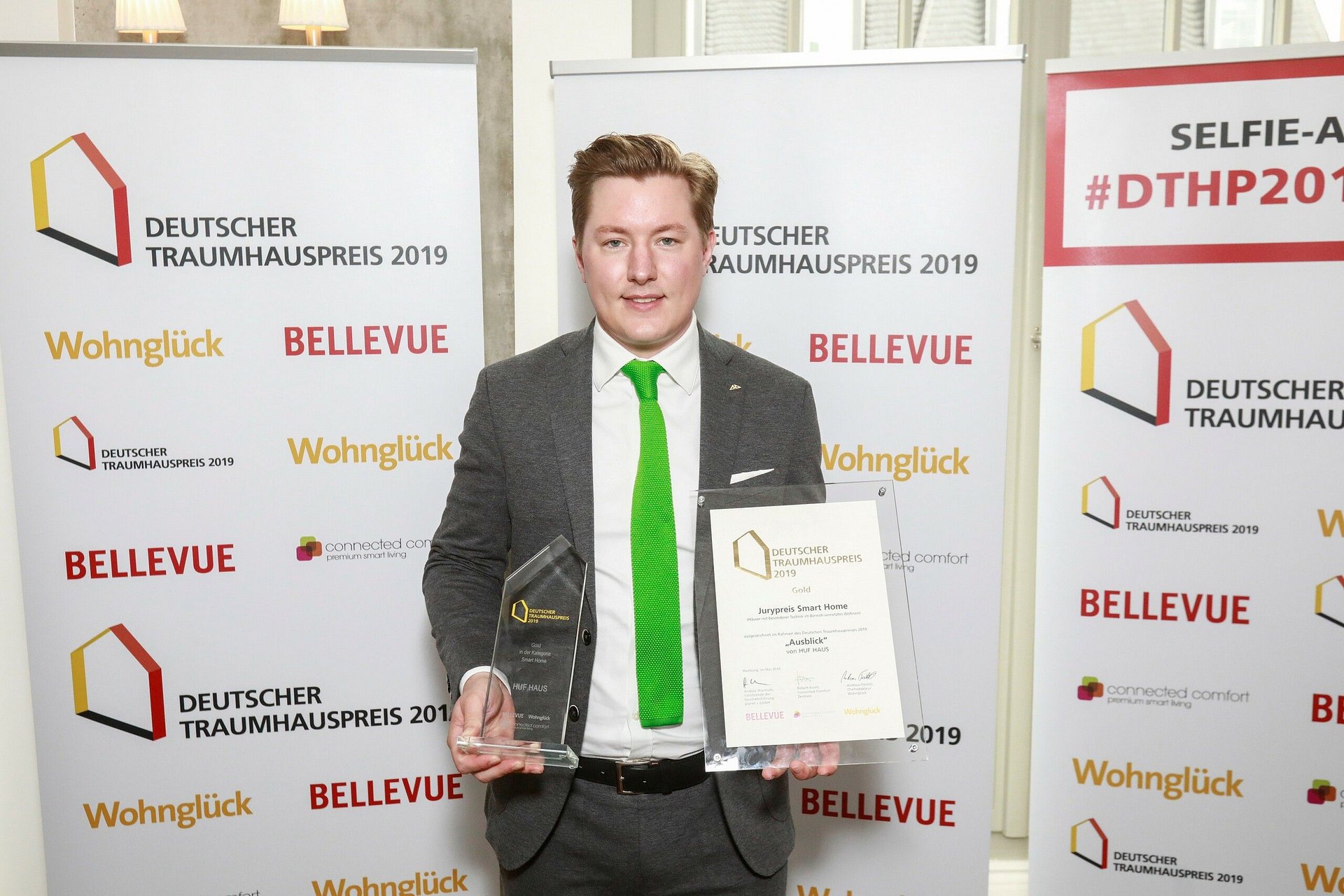 Deutscher Traumhauspreis 2019 Veranstaltung Preisträger mit Auszeichnung und Urkunde bei Deutscher Traumhauspreis 2019