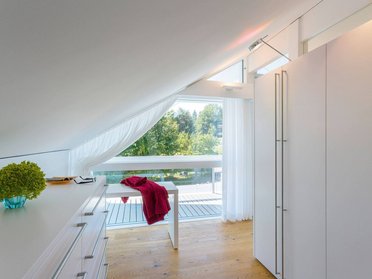Innenraum eines modernen Hauses mit Blick auf die Landschaft