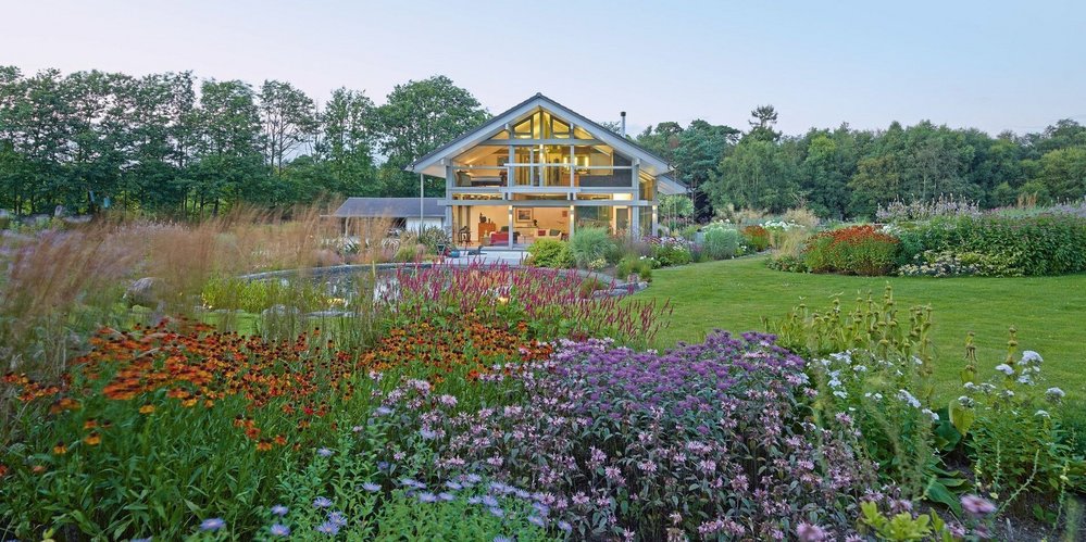 Designhaus im Einklang mit der Natur und blühendem Garten