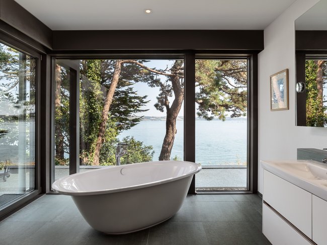 Spektakuläres Fachwerkhaus mit Meerblick Fachwerkhaus Badezimmer mit Blick auf das Meer und Bäume