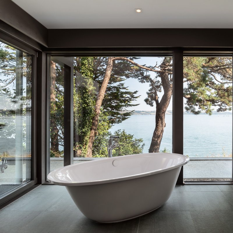 Spektakuläres Fachwerkhaus mit Meerblick Fachwerkhaus Badezimmer mit Blick auf das Meer und Bäume