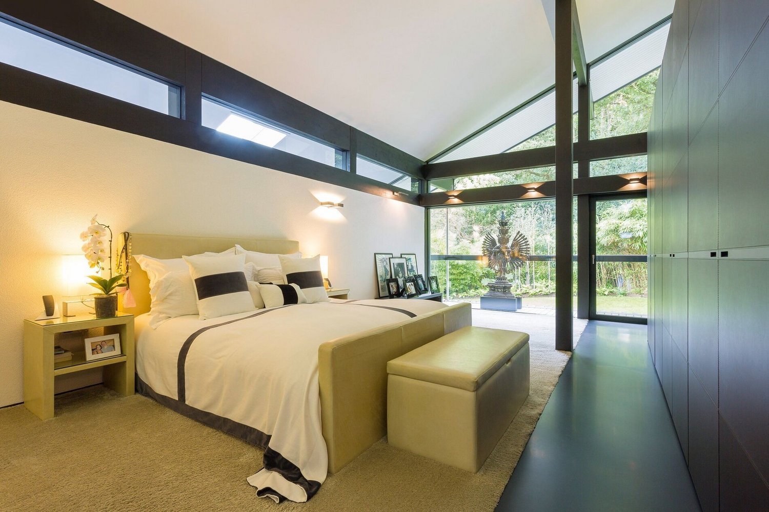 Luxuriöses Schlafzimmer mit harmonischer Architektur und natürlichem Licht
