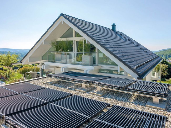 Modernes Haus mit Solaranlage und großzügiger Terrasse