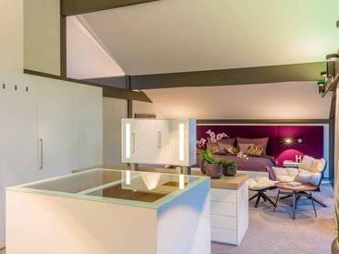 Elegantes Schlafzimmerdesign mit neutralen Farben und stilvollen Möbeln