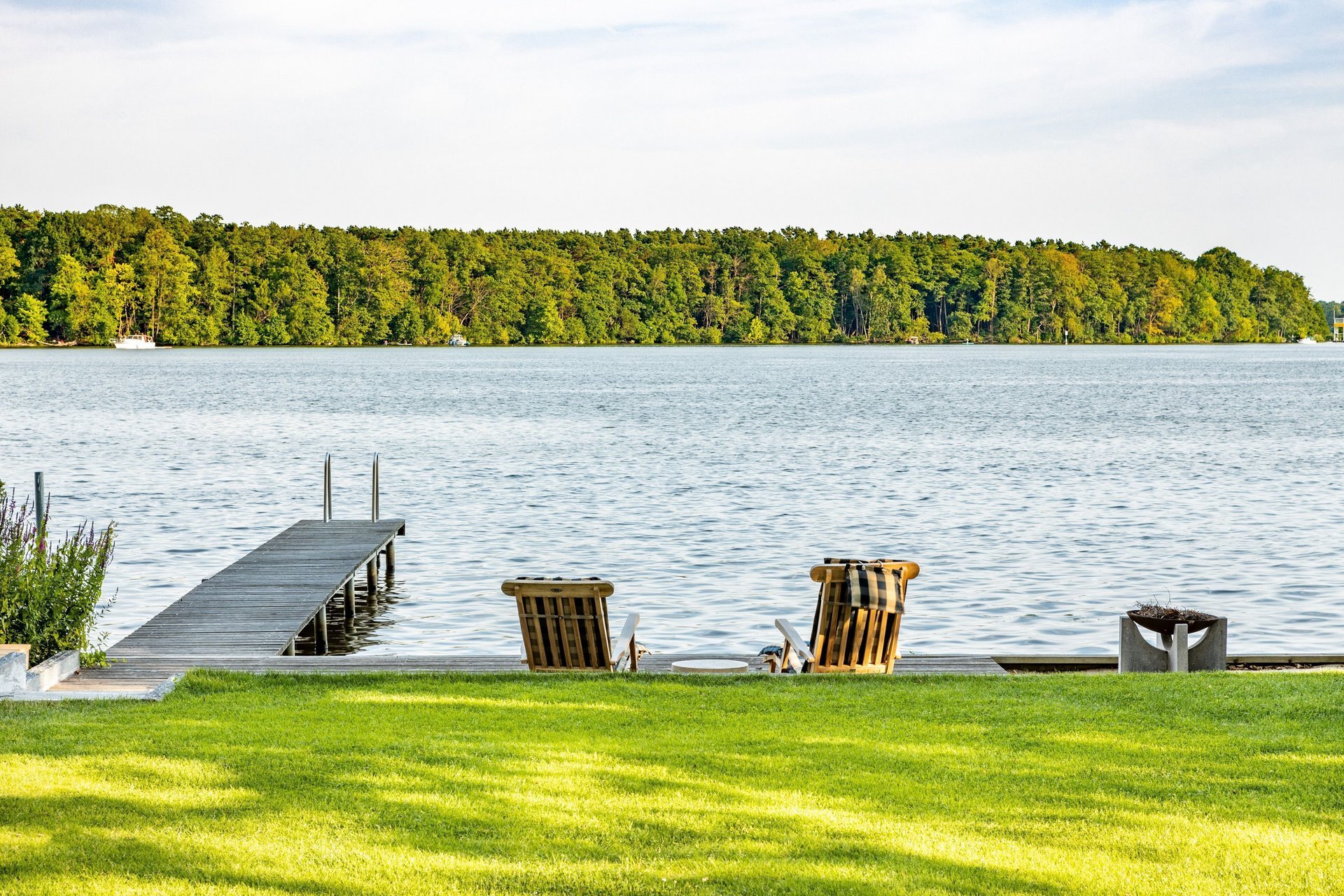HUF Haus am Wasser mit Stuhl-Ensemble und Holzsteg