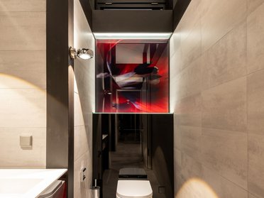 Modernes Badezimmer mit organischen Formen und Glasflächen Badezimmer mit klaren Linien, Glas und modernen Akzenten in stilvollem Design