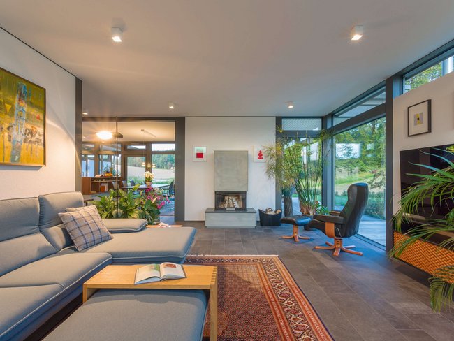Helles Wohnzimmer mit moderner Einrichtung und Pflanzen