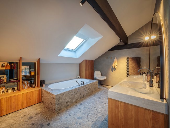 Helles Badezimmer mit freistehender Badewanne und modernen Elementen
