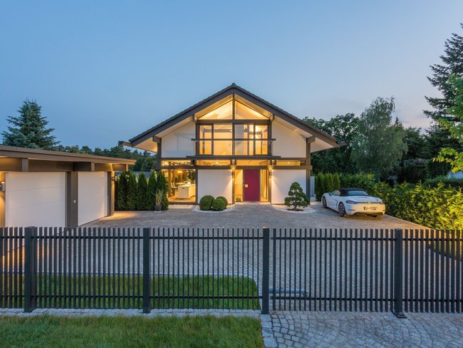 Gemütliches Designhaus mit Parkplatz und Garten bei Dämmerung