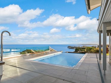 Moderne Terrasse mit Pool und Blick auf das Meer in Spanien