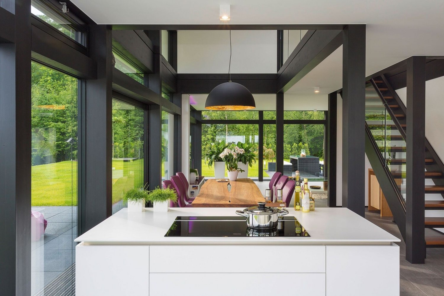 Moderne Küche mit Essbereich und großzügigen Fenstern im Familienhaus