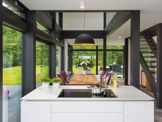 Moderne Küche mit Essbereich und großzügigen Fenstern im Familienhaus