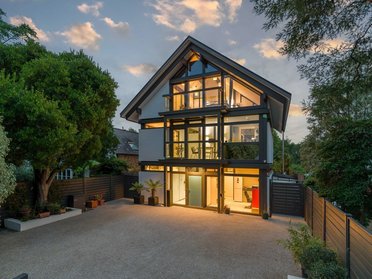 Gemütliches Familienhaus in moderner Architektur mit großen Fenstern