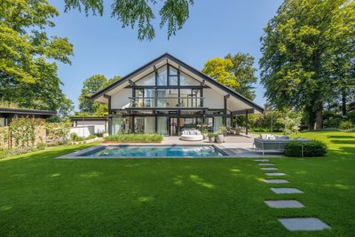 Architektenhaus mit Garten und Pool, zeitloses Design.