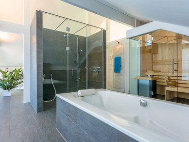 Schickes Badezimmer mit Dusche, Badewanne und Naturlicht