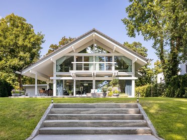Moderne Architektur eines HUF Hauses mit Glasfront und Garten
