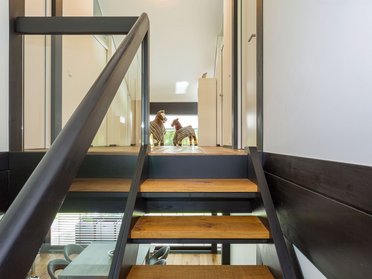 Innenansicht eines Familienhauses mit Treppe und Stil