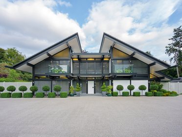 Modernes Haus mit gepflegtem Garten und grünem Umfeld