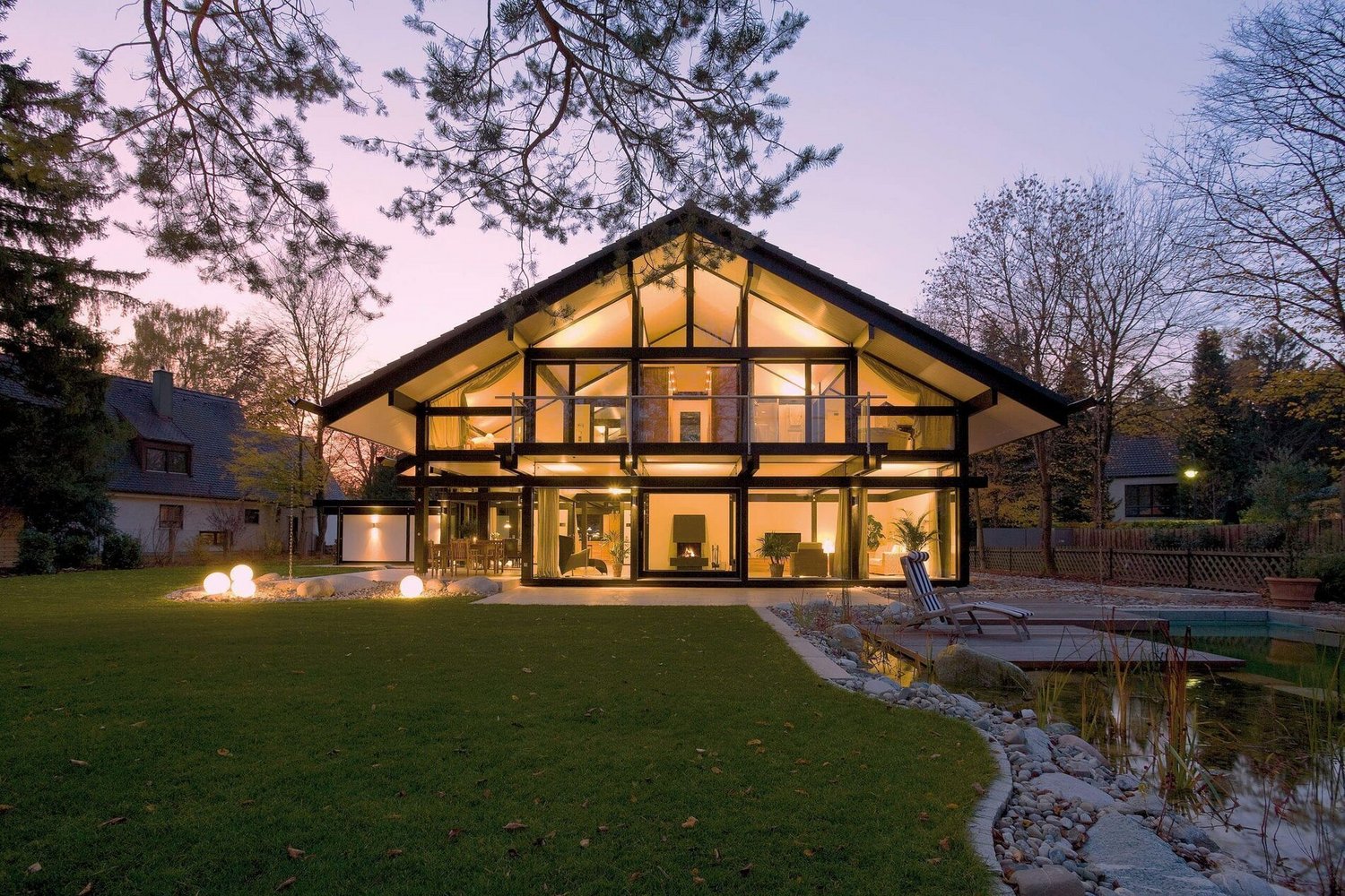 Stilvolles HUF Haus mit lichtdurchfluteten Räumen und Naturambiente
