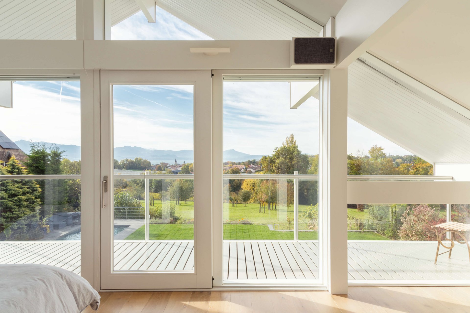 Helle Inneneinrichtung und große Fensterfront mit Aussicht
