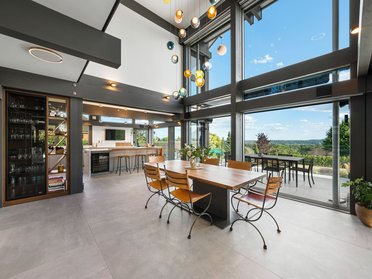 Helles und stilvolles Interieur eines modernen Fertighauses